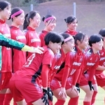 東海大福岡-日ノ本　試合前の集合写真で笑顔を見せる日ノ本イレブン＝三木市、みきぼうパークひょうご第２球技場