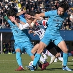 山梨学院-滝川第二　後半、滝川第二の松元（１１）がペナルティエリアに切り込み、ＰＫを得て決勝点を呼び込む（撮影・大田将之）