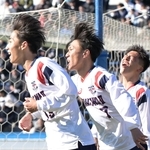 山梨学院-滝川第二　前半、滝川第二の治部（左）が先制ゴールを決める（撮影・大田将之）