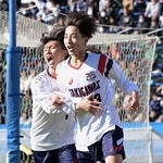山梨学院-滝川第二　前半、滝川第二の治部（右）が先制ゴールを決める（撮影・大田将之）