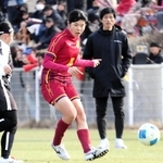 北海道文教大付-神戸弘陵　前半、前方にパスを出す神戸弘陵のＭＦ山田＝三木市、三木総合防災公園第２球技場