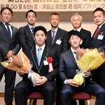 楽天の小深田大翔内野手（前列右）とソフトバンクに育成７位で入団が決まった神戸国際大付高の津嘉山憲志郎投手（同左）を祝福する同校ＯＢら＝神戸市中央区