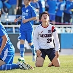東北学院-滝川第二　前半、先制点のチャンスを逸し、天を仰ぐ滝川第二の空久保＝横浜市のニッパツ三ツ沢球技場（撮影・長嶺麻子）