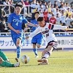 東北学院-滝川第二　前半、シュートを放つ滝川第二の空久保＝横浜市のニッパツ三ツ沢球技場（撮影・長嶺麻子）