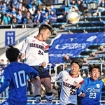 東北学院-滝川第二　後半、滝川第二の空久保（左から２人目）が頭でゴールを狙ったが得点ならず（撮影・長嶺麻子）