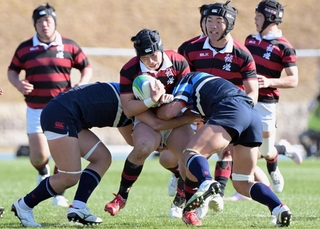 東海大大阪仰星-報徳　後半、東海大大阪仰星に突破を阻まれる報徳の福本（中央）＝撮影・大田将之