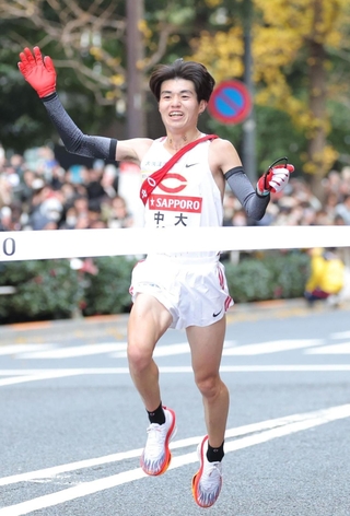 ゴールする中大・藤田大智＝東京・大手町（撮影・西岡正）