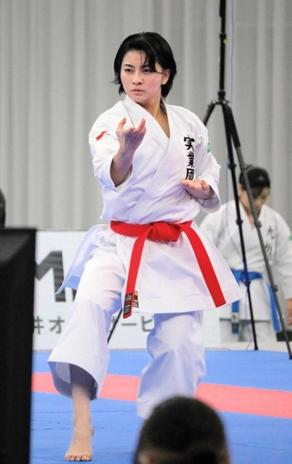 全日本選手権女子個人形決勝で「パープーレン」を見せる東佐江子＝昨年１２月、東京・日本武道館（提供写真）