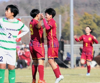 鳴門渦潮－神戸弘陵　後半１１分、追加点を奪って喜ぶ神戸弘陵のＦＷ早瀬（中央右）
