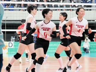 女子１回戦・習志野-須磨ノ浦　第１セット、得点を決めて喜ぶ須磨ノ浦の選手たち