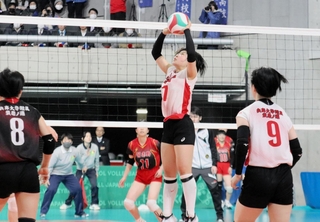 女子１回戦・習志野-須磨ノ浦　第１セット、トスを上げる須磨ノ浦の片倉（中央）