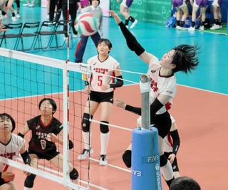 女子１回戦・習志野-須磨ノ浦　第２セット、スパイクを打ち込む須磨ノ浦の児島主将（右）