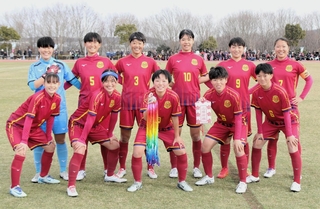 試合前、記念写真に納まる神戸弘陵の選手たち