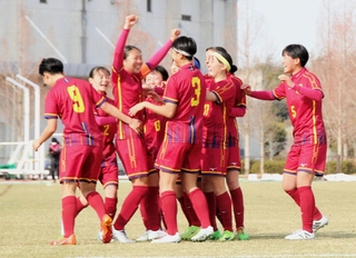 後半早々、オウンゴールで同点に追い付き、喜ぶ神戸弘陵の選手たち