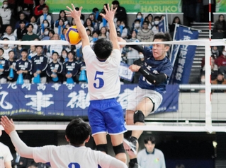 男子１回戦・多度津-市尼崎　第１セット、スパイクをねじ込む市尼崎の１年生神吉（右）