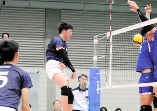 男子２回戦・西原-市尼崎　第２セット、スパイクを打ち込む市尼崎のハントラクル（中央）＝東京体育館　