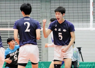 男子２回戦・西原-市尼崎　第２セット、得点を奪い、ガッツポーズを決める市尼崎の川上（右）＝東京体育館　