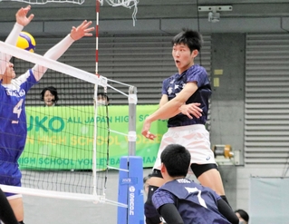 男子２回戦・西原-市尼崎　第１セット、スパイクを打ち込む市尼崎の川上（中央）＝東京体育館　