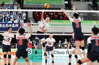 男子３回戦・市尼崎-東北　スパイクを放つ市尼崎の森脇主将（中央）＝東京体育館