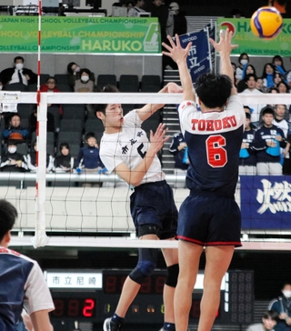 男子３回戦・市尼崎-東北　スパイクを打ち込む市尼崎の川上（白）＝東京体育館