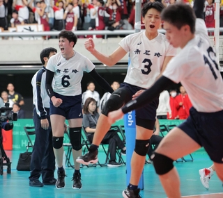 男子準々決勝・市尼崎-福井工大福井　スパイクを決め、喜ぶ市尼崎・ハントラクル星夏（左）＝撮影・吉澤敬太