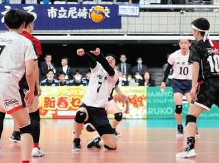 男子準々決勝・市尼崎-福井工大福井　第１セット、体勢を崩しながらもボールをつなぐ市尼崎の高田（中央）