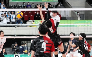 男子準々決勝・市尼崎-福井工大福井　第１セット、スパイクを打ち込む市尼崎のハントラクル（中央奥）