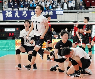 男子準々決勝・市尼崎－福井工大福井　第２セット、勝利を決めて駆け出す市尼崎の森脇主将（左から２人目）とガッツポーズのハントラクル（左端）