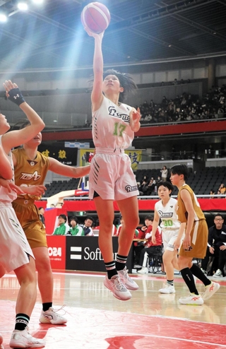 ３度目となる全国高校選手権で躍動した三田松聖の渡部（１７）＝東京体育館