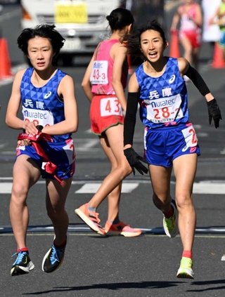 昨年の都道府県対抗女子駅伝でたすきを渡す兵庫２区の田中希実（右）＝２０２４年１月14日