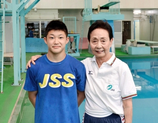 飛び込み用プールの前で写真に納まる馬淵かの子さん（右）と玉井陸斗＝２０２１年７月、宝塚市