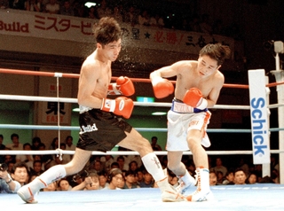 対戦相手を攻める鈴木敏和さん（右）＝１９９５年６月１２日、東京・後楽園ホール