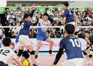 男子準決勝・駿台学園-市尼崎　スパイクを打ち抜かれる市尼崎の選手たち（手前）＝東京体育館