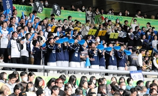 男子準決勝・駿台学園-市尼崎　ブラスバンドも駆けつけた市尼崎の応援席＝東京体育館