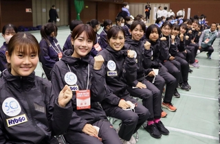 本番を前に、開会式に臨んだ兵庫の選手たち