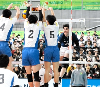 男子準決勝・駿台学園－市尼崎　第１セット、ブロックでマークされる市尼崎のハントラクル（右）