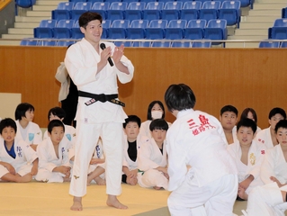中学時代を過ごした姫路に戻り、指導する子どもを笑顔でたたえる村尾三四郎＝姫路市、兵庫県立武道館