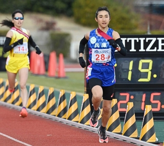 トラック勝負で神奈川（左）を抜き、１０位でゴールする兵庫のアンカー田中希実（撮影・斎藤雅志）