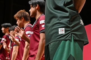 新しいユニフォームの腰元にあしらわれたチーム発足３０周年のロゴ＝１３日午後、神戸新聞松方ホール（撮影・風斗雅博）