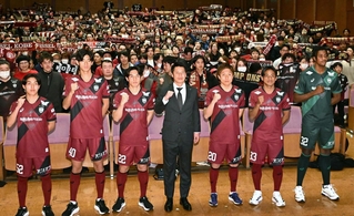 新シーズンに向けて意気込むヴィッセル神戸の吉田孝行監督（中央）と新加入選手たち＝１３日午後、神戸新聞松方ホール（撮影・風斗雅博）