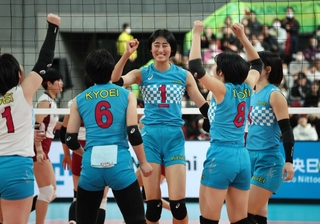 春高バレーで共栄学園を19年ぶりの日本一に導いた秋本美空（中央）＝12日、東京体育館