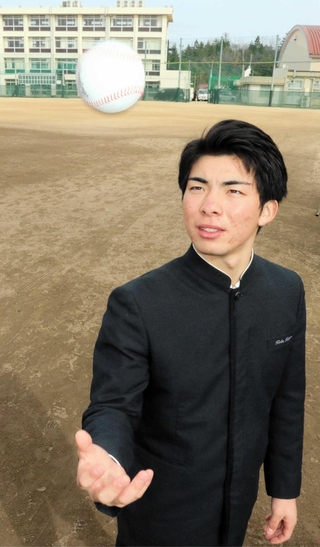 高校で視野を広げ、憧れていたプロの世界へ飛び込む神戸弘陵高の村上泰斗投手＝神戸市北区、同校グラウンド