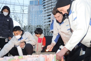 １６、１７日の２日間、東遊園地で灯籠に火をともすなど、犠牲者を追悼したラグビー神戸の選手たち＝１６日、神戸市中央区