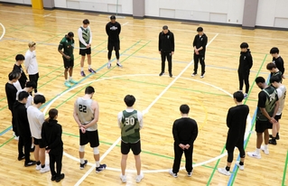 阪神・淡路大震災の犠牲者に黙とうをささげるＢ２神戸の選手ら＝尼崎市内