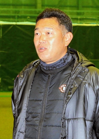 阪神・淡路大震災当時について語るオリックスの平井正史２軍投手コーチ＝大阪市此花区（撮影・初鹿野俊）