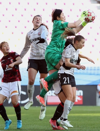 ＩＮＡＣ神戸－三菱重工浦和　後半、ゴール前で競り合うＩＮＡＣ神戸のスアレス（左から２人目）ら（撮影・小林良多）