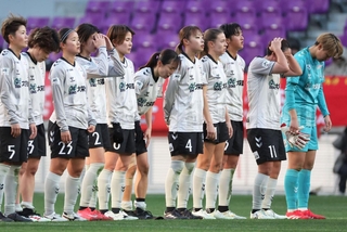 ＩＮＡＣ神戸－三菱重工浦和　決勝進出を逃し肩を落とすＩＮＡＣ神戸イレブン（撮影・小林良多）