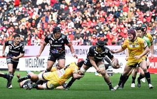 １試合限りの特別なジャージーを着用し、熱戦を繰り広げるコベルコ神戸スティーラーズの選手たち＝19日午後、神戸市兵庫区、ノエビアスタジアム神戸（撮影・斎藤雅志）