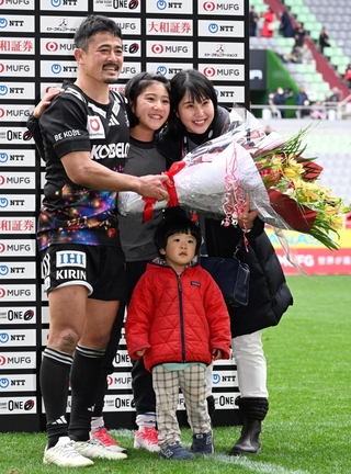 公式戦出場１５０試合を達成し、家族に祝福される神戸の日和佐篤（左）＝１９日午後、神戸市兵庫区御崎町、ノエビアスタジアム神戸（撮影・斎藤雅志）