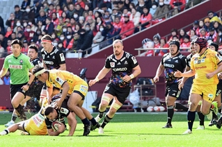１試合限りの特別なジャージーを着用し、熱戦を繰り広げるコベルコ神戸スティーラーズの選手たち＝19日午後、神戸市兵庫区、ノエビアスタジアム神戸（撮影・斎藤雅志）